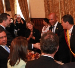 Su Alteza Real el Príncipe de Asturias saluda al Presidente Rafael Correa, momentos antes de dar comienzo el almuerzo ofrecido por el Presidente ecuat